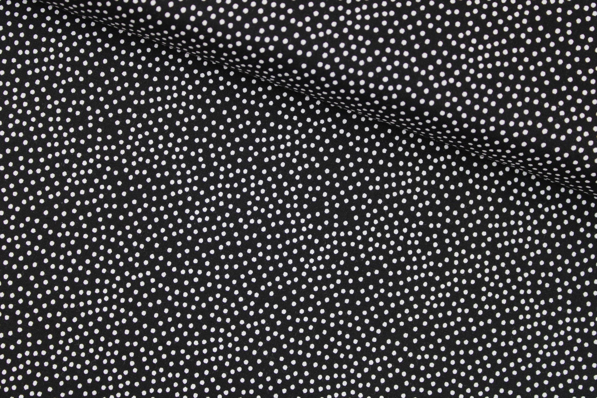 Schwarzer Baumwollstoff Garden Pindot mit kleinen weißen Pünktchen quer