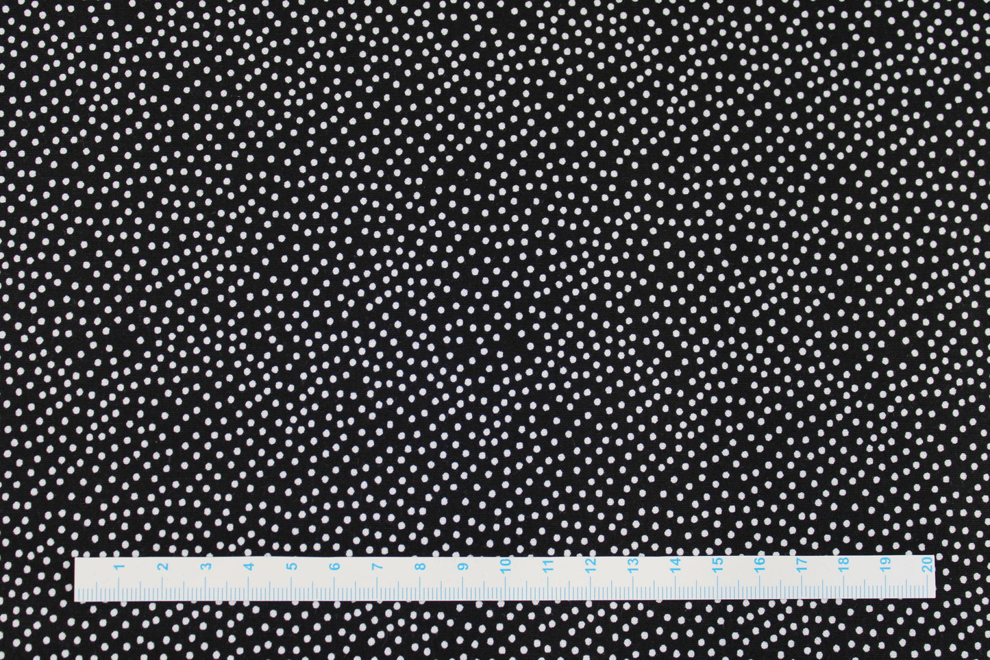 Schwarzer Baumwollstoff Garden Pindot mit kleinen weißen Pünktchen Maßstab