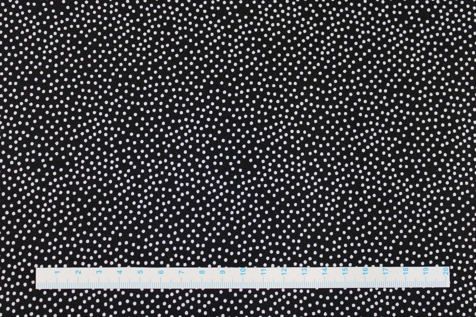 Schwarzer Baumwollstoff Garden Pindot mit kleinen weißen Pünktchen Maßstab