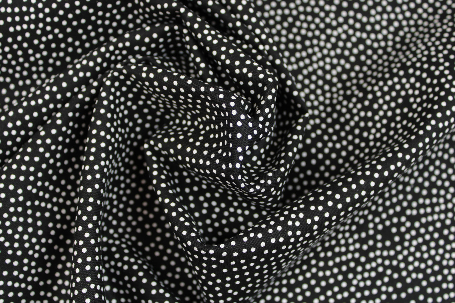 Schwarzer Baumwollstoff Garden Pindot mit kleinen weißen Pünktchen gedreht