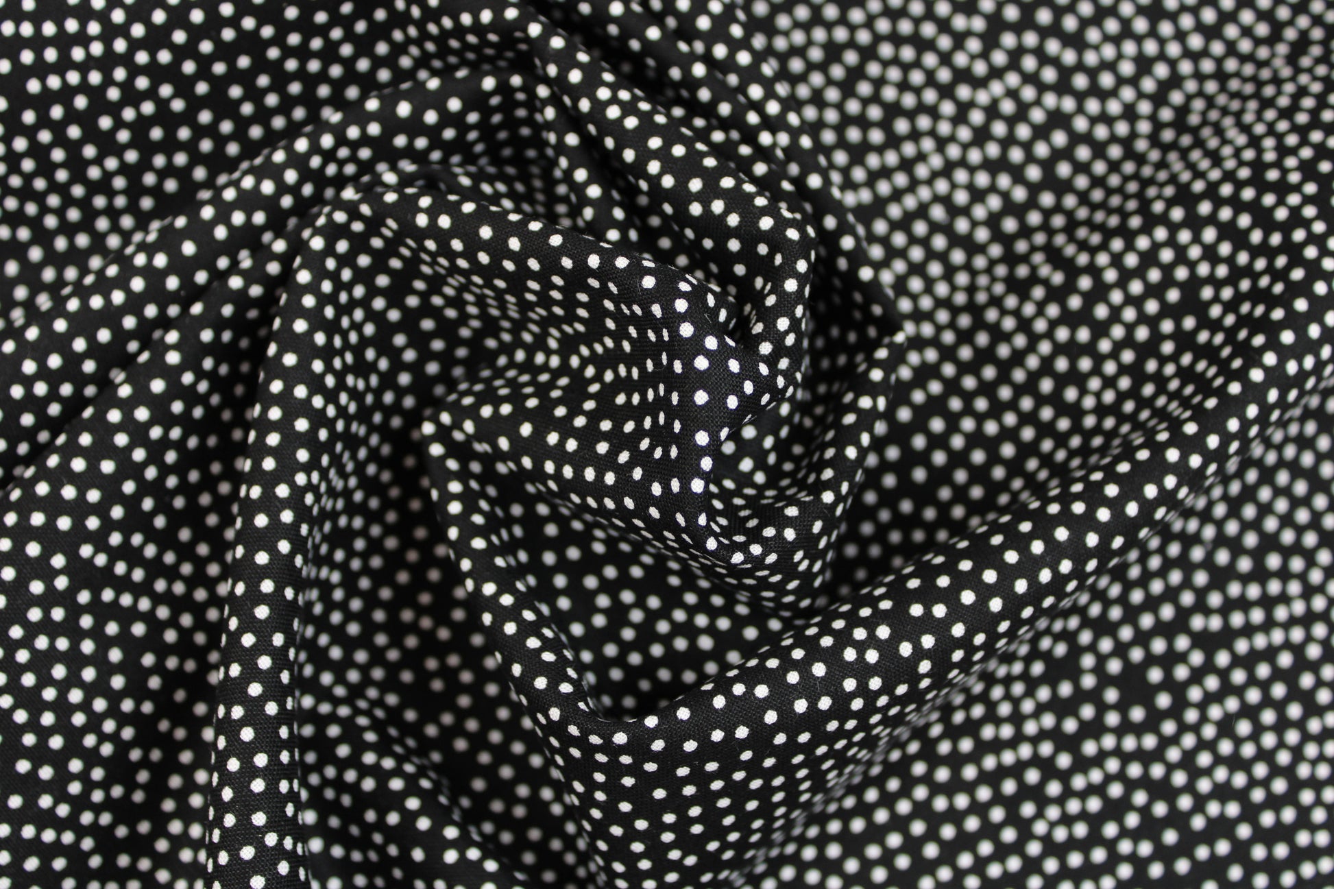 Schwarzer Baumwollstoff Garden Pindot mit kleinen weißen Pünktchen gedreht