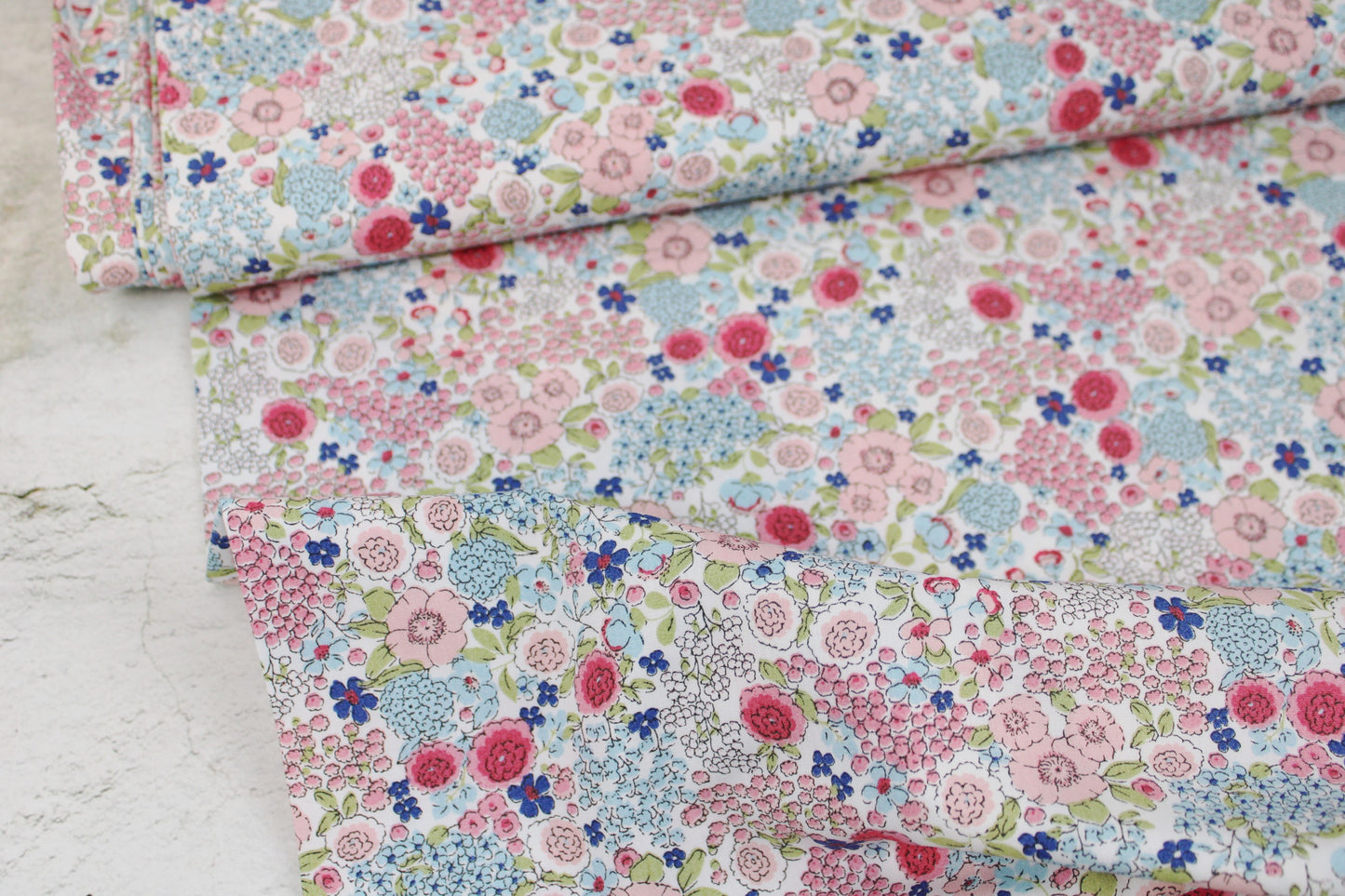 Baumwollstoff Gardening mit kleinen Blümchen in Rosa und Blau Ballenansicht