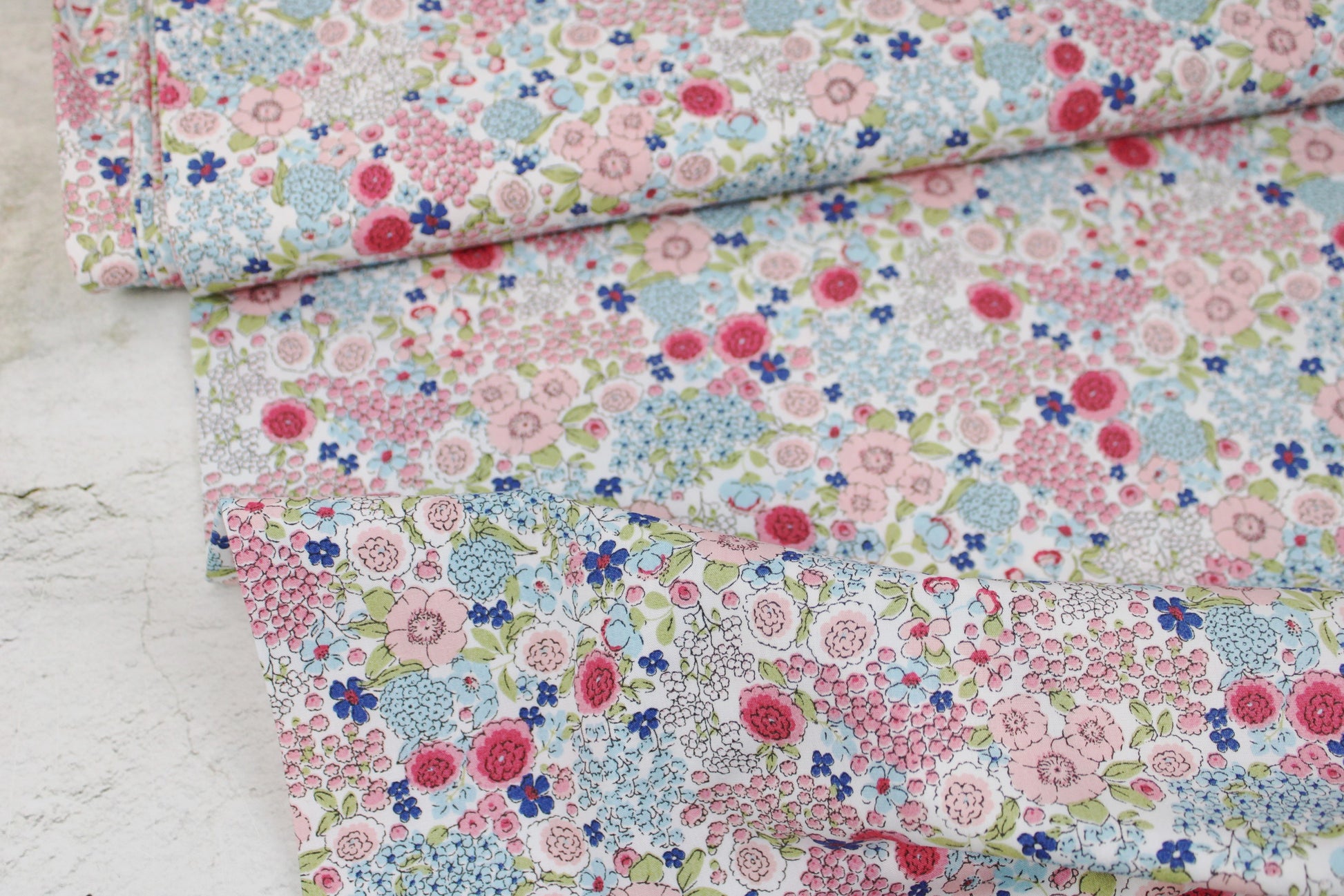Baumwollstoff Gardening mit kleinen Blümchen in Rosa und Blau Ballenansicht