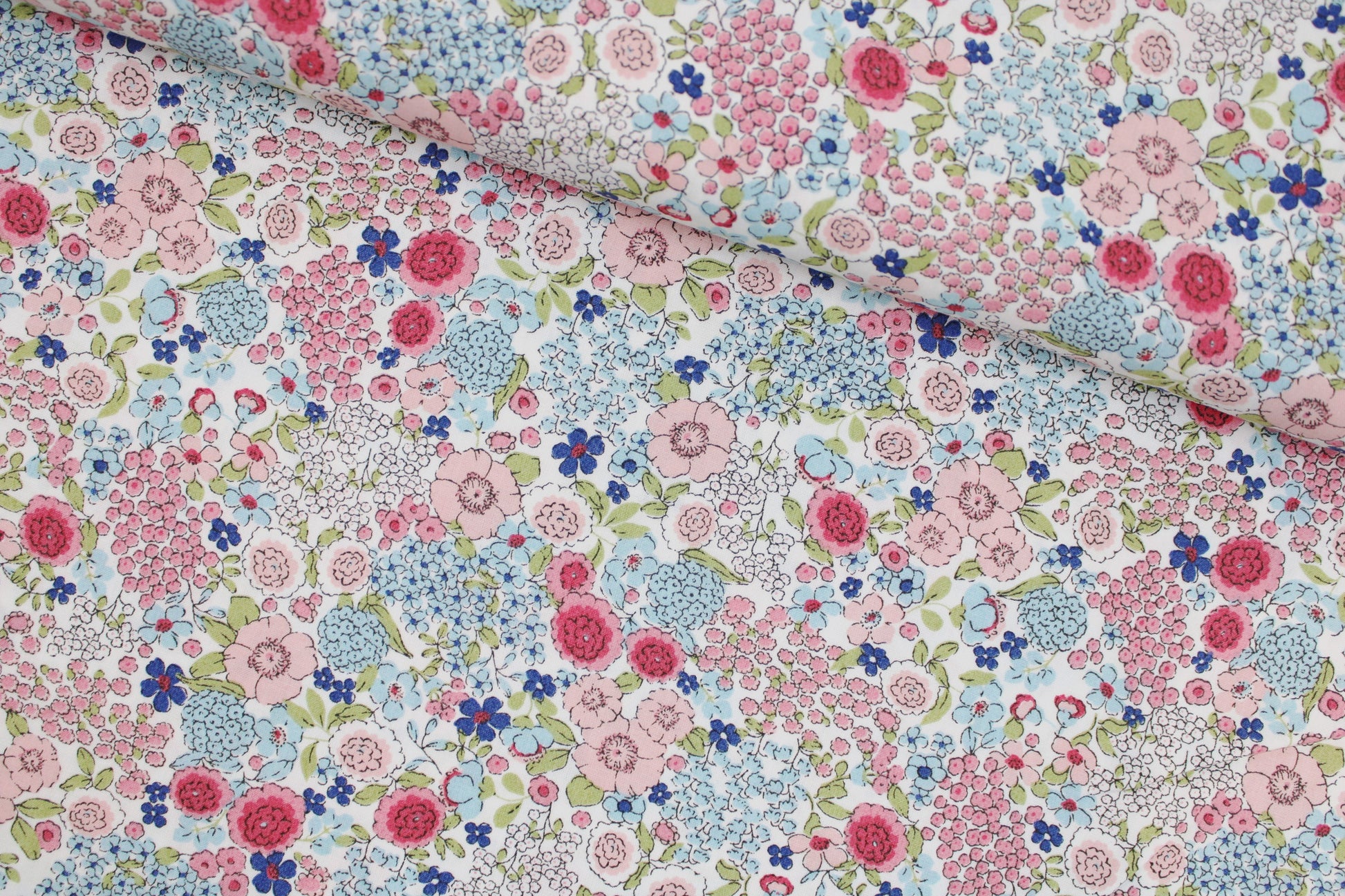 Baumwollstoff Gardening mit kleinen Blümchen in Rosa und Blau quer