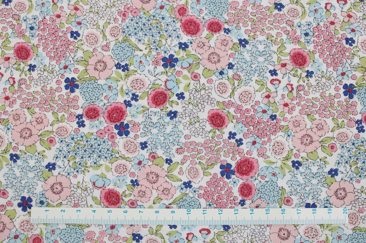 Baumwollstoff Gardening mit kleinen Blümchen in Rosa und Blau Maßstab