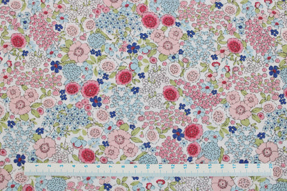 Baumwollstoff Gardening mit kleinen Blümchen in Rosa und Blau Maßstab