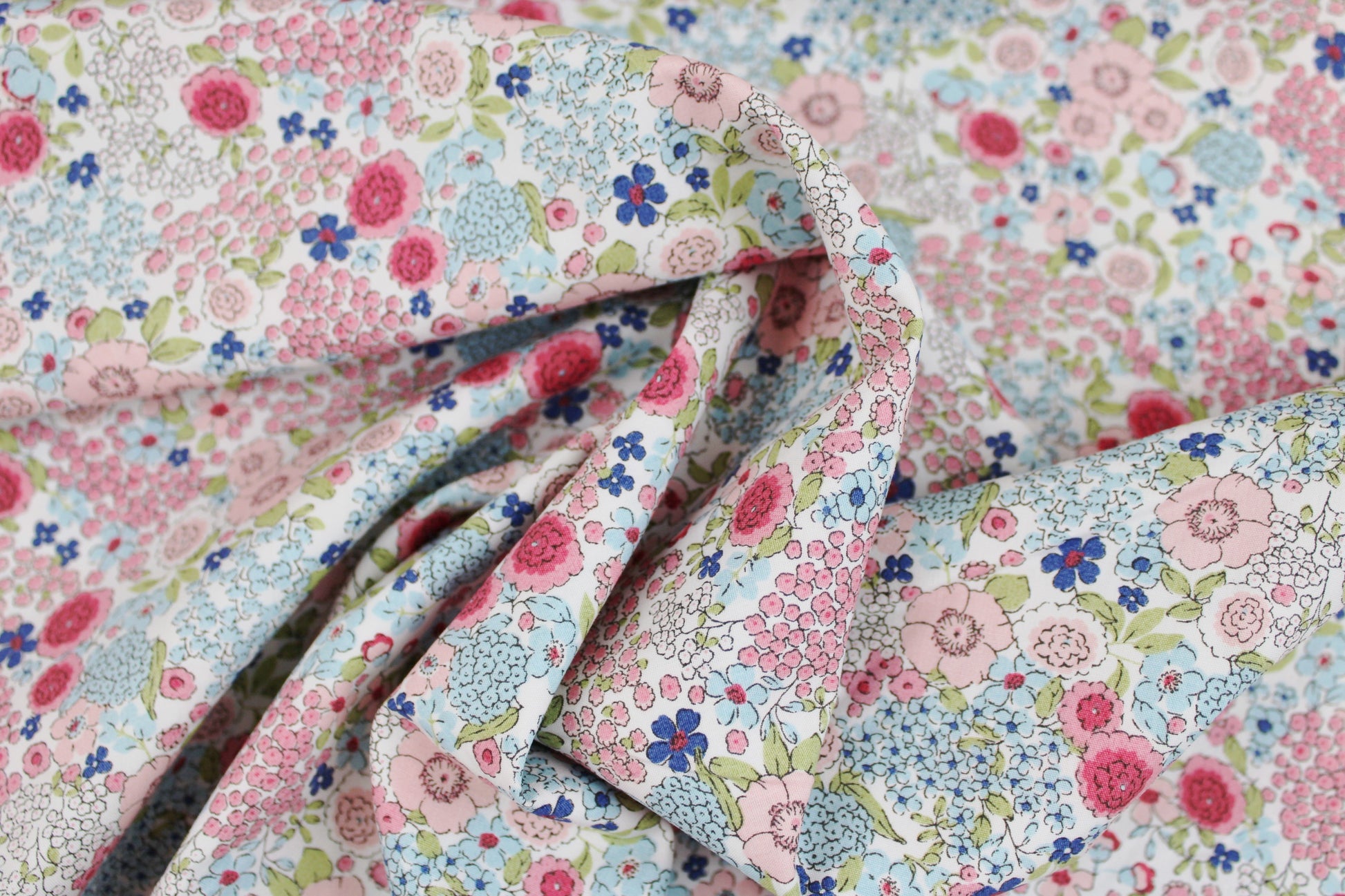 Baumwollstoff Gardening mit kleinen Blümchen in Rosa und Blau gedreht