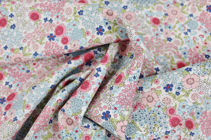 Baumwollstoff Gardening mit kleinen Blümchen in Rosa und Blau gedreht