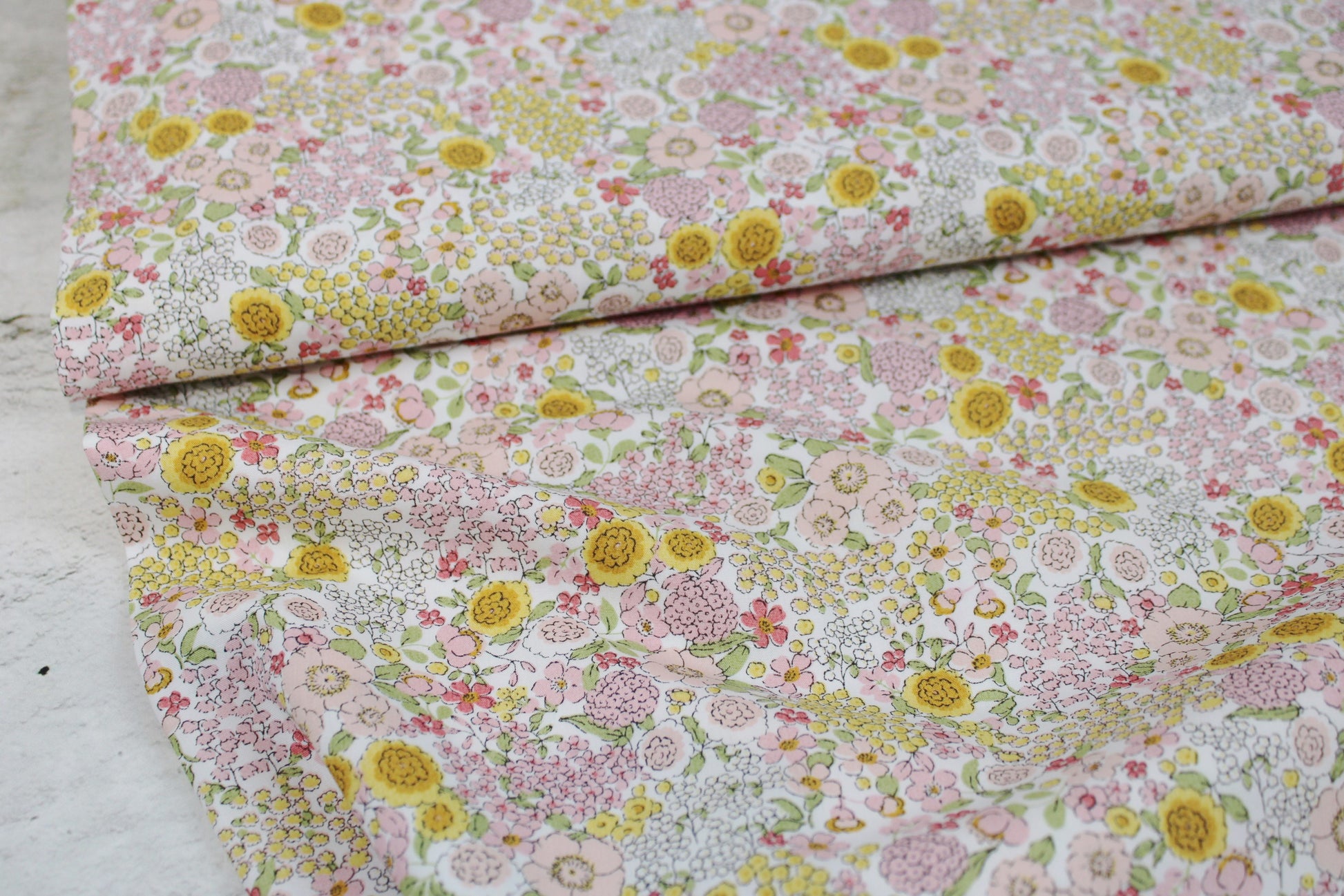 Baumwollstoff Gardening mit kleinen Blümchen in Rosa und Gelb Ballenansicht