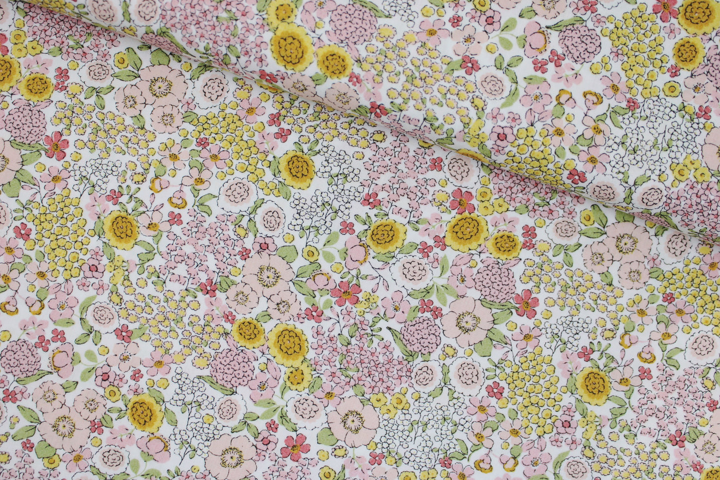 Baumwollstoff Gardening mit kleinen Blümchen in Rosa und Gelb quer