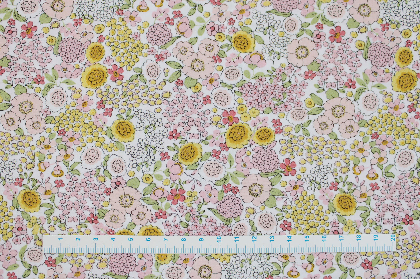 Baumwollstoff Gardening mit kleinen Blümchen in Rosa und Gelb Maßstab