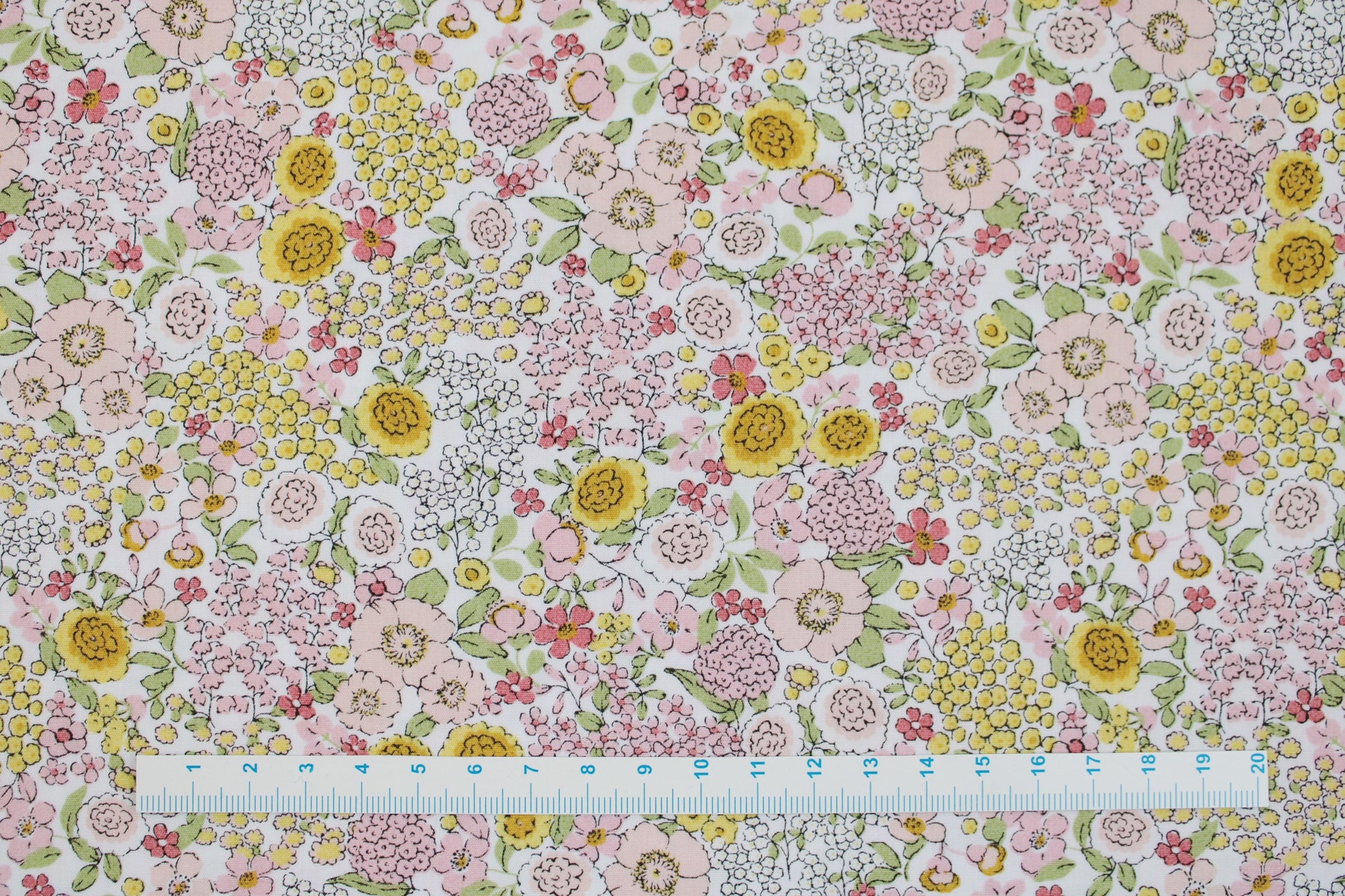 Baumwollstoff Gardening mit kleinen Blümchen in Rosa und Gelb Maßstab