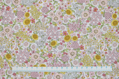 Baumwollstoff Gardening mit kleinen Blümchen in Rosa und Gelb Maßstab