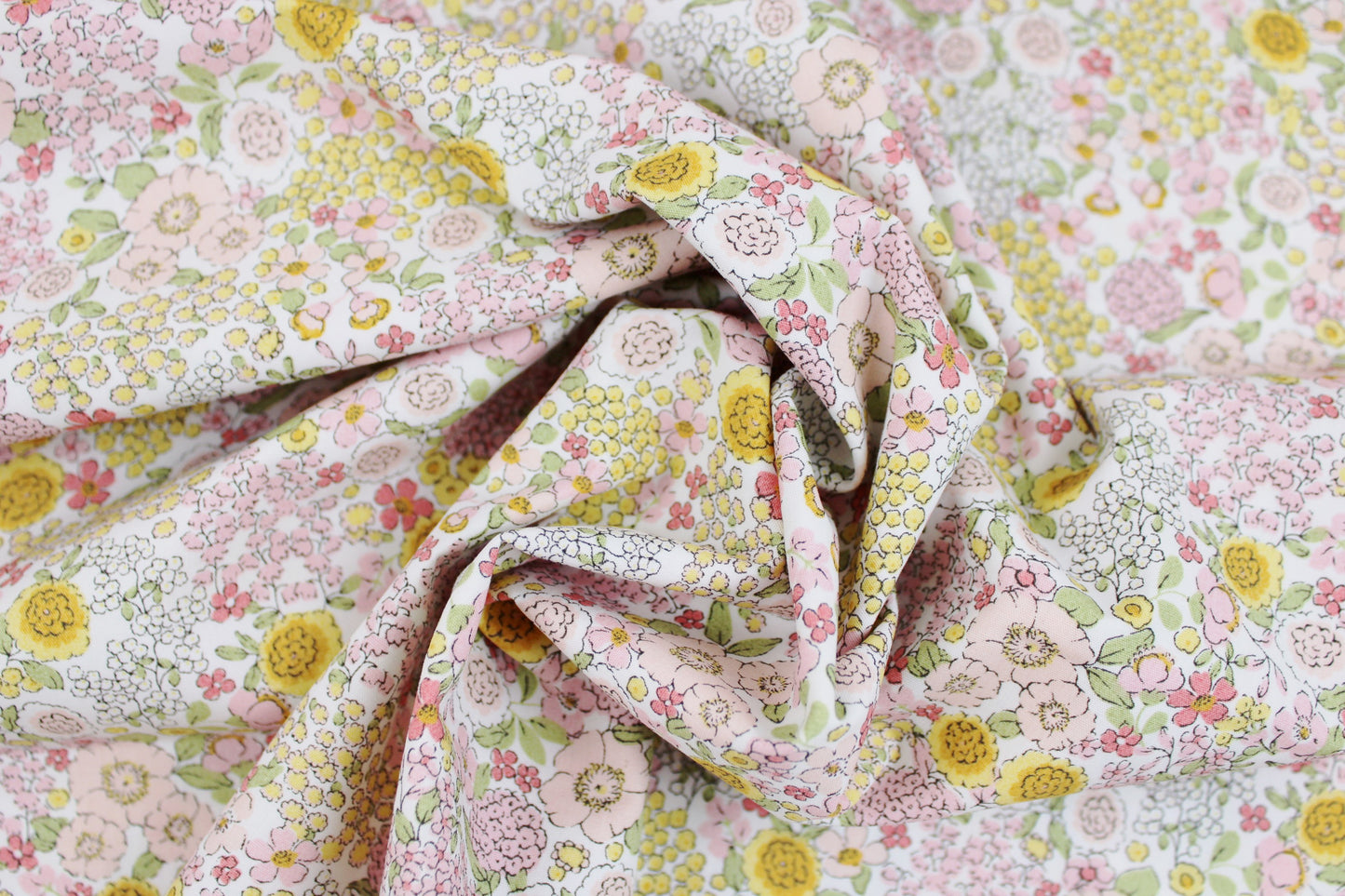 Baumwollstoff Gardening mit kleinen Blümchen in Rosa und Gelb gedreht