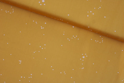 Baumwollstoff Glowdust Golden mit kleinen Sternen aus der Geobloom-Kollektion von Art Gallery Fabrics Detailbild quer