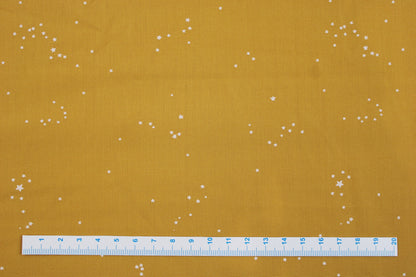 Baumwollstoff Glowdust Golden mit kleinen Sternen aus der Geobloom-Kollektion von Art Gallery Fabrics Maßstab