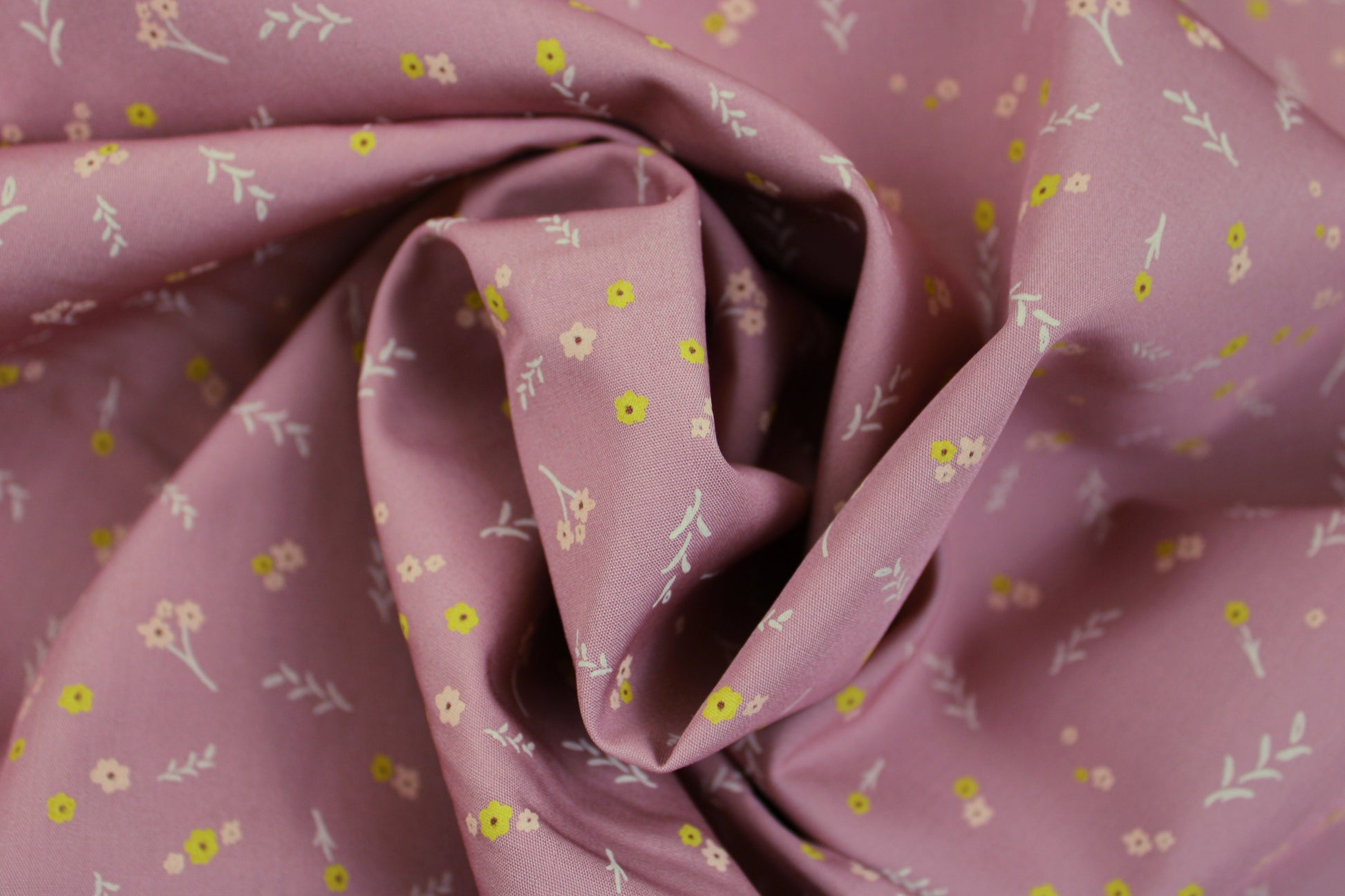 Baumwollstoff Whimsy Bloom aus der GeoBloom Kollektion gedreht