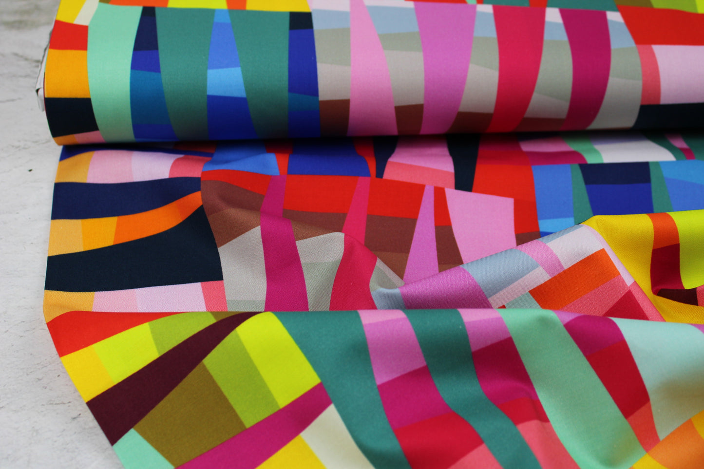 Bunter Baumwollstoff mit Zackenmuster aus der Reihe Kaleioscope von Windham Fabrics Ballenansicht