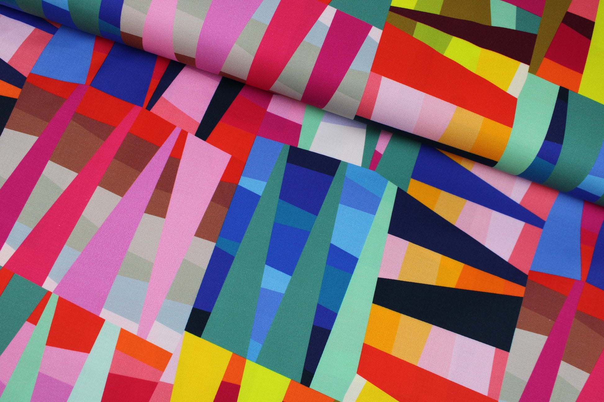 Bunter Baumwollstoff mit Zackenmuster aus der Reihe Kaleioscope von Windham Fabrics quer
