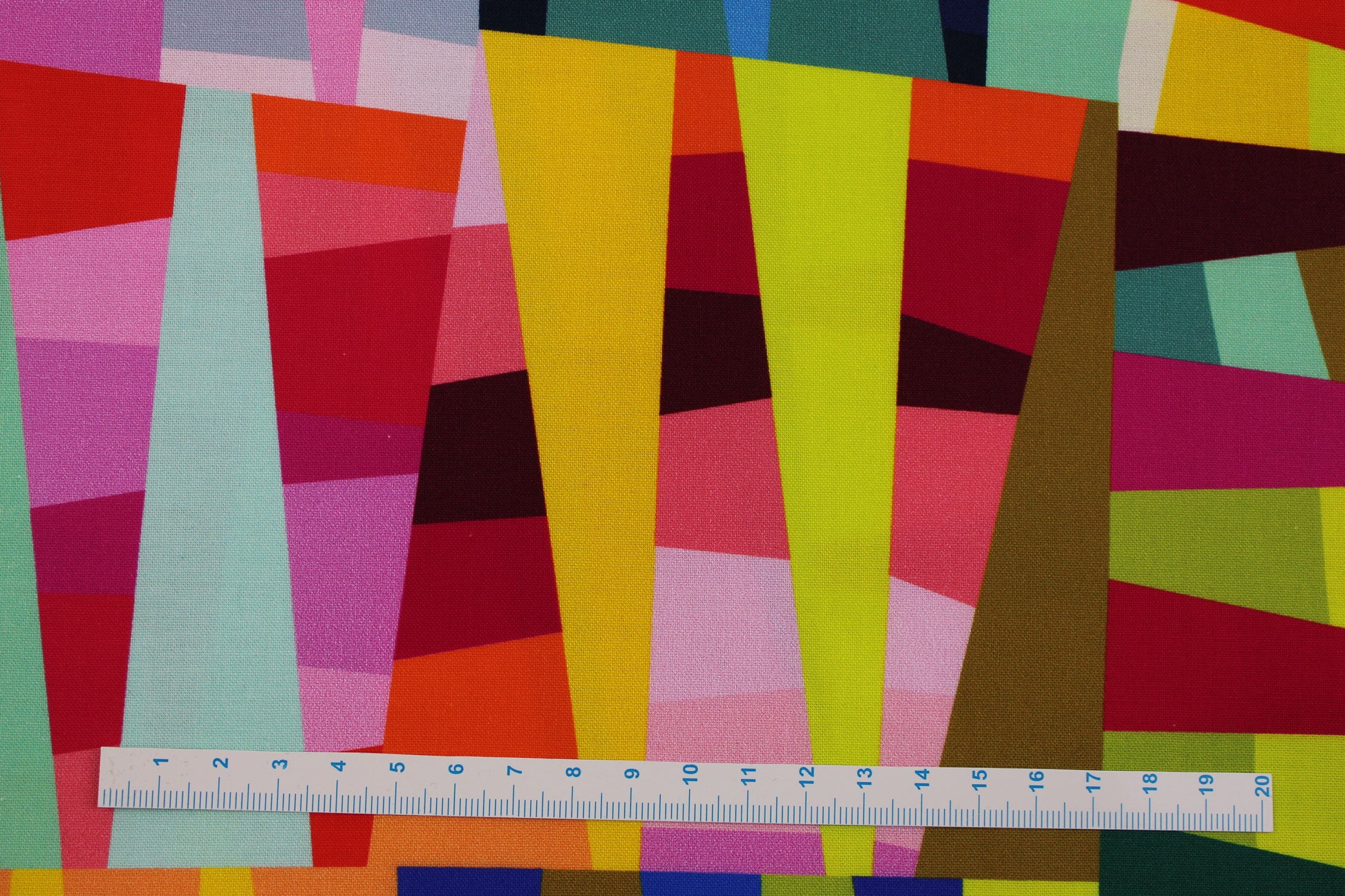 Bunter Baumwollstoff mit Zackenmuster aus der Reihe Kaleioscope von Windham Fabrics Detailbild