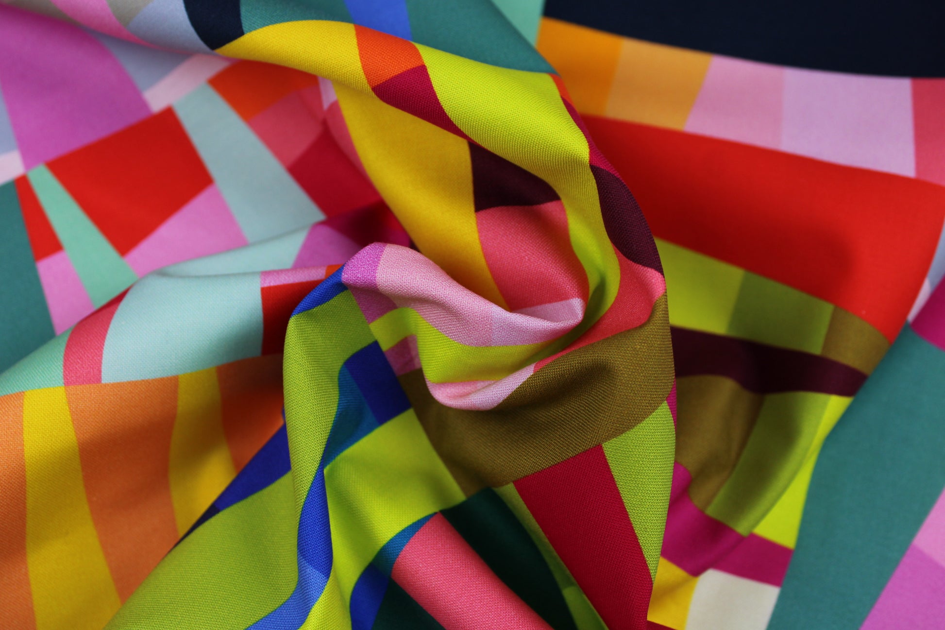 Bunter Baumwollstoff mit Zackenmuster aus der Reihe Kaleioscope von Windham Fabrics gedreht