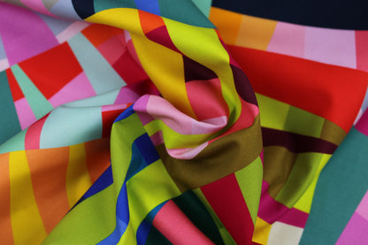 Bunter Baumwollstoff mit Zackenmuster aus der Reihe Kaleioscope von Windham Fabrics gedreht