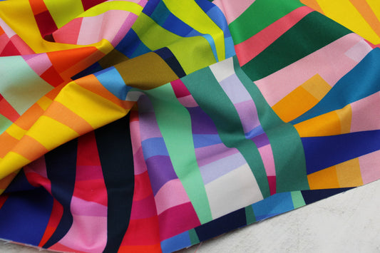 Bunter Baumwollstoff mit Zackenmuster aus der Reihe Kaleioscope von Windham Fabrics