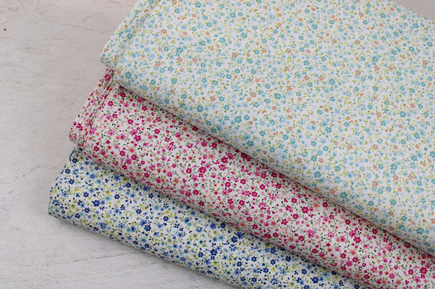 Baumwollstoff Minis mit kleinen Blümchen auf weißem Grund verschiedene Farben