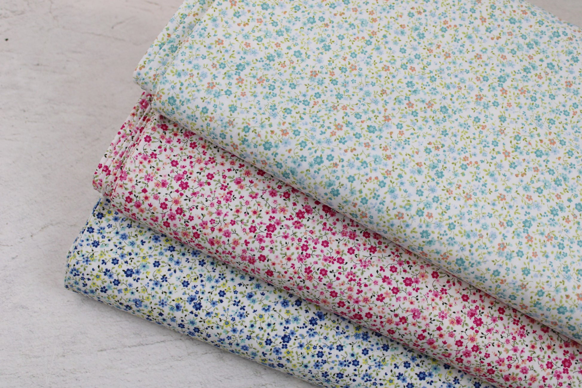 Baumwollstoff Minis mit kleinen Blümchen auf weißem Grund verschiedene Farben