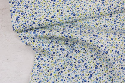 Baumwollstoff Minis mit kleinen Blümchen in Blau auf weißem Grund Ballenansicht
