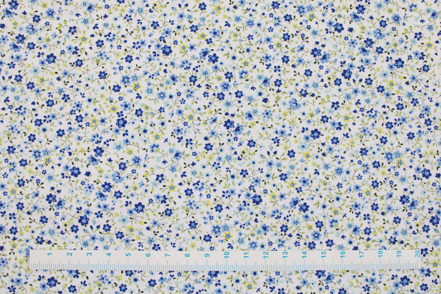 Baumwollstoff Minis mit kleinen Blümchen in Blau auf weißem Grund Maßstab