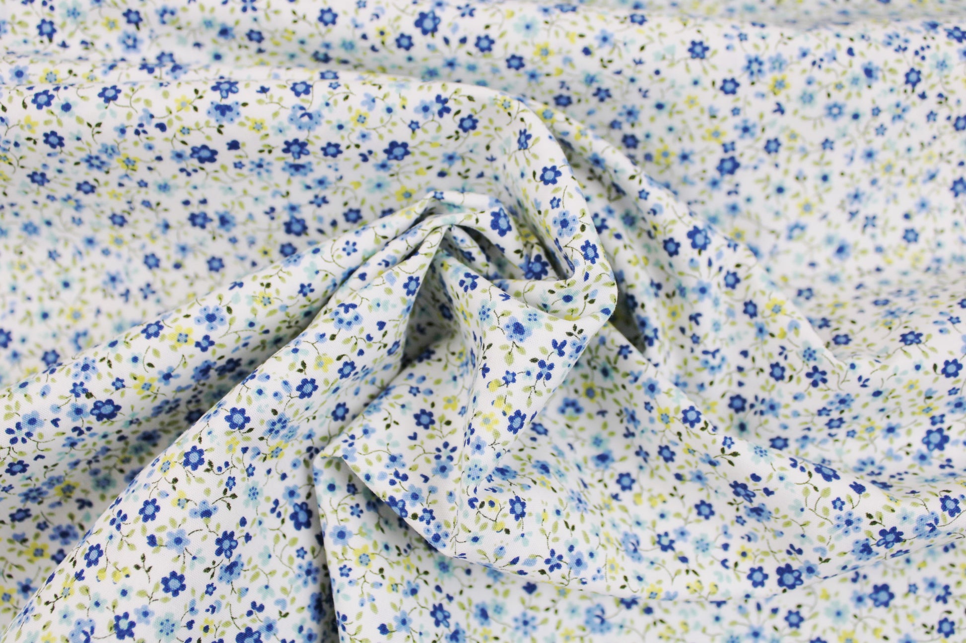 Baumwollstoff Minis mit kleinen Blümchen in Blau auf weißem Grund Maßstab