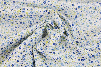 Baumwollstoff Minis mit kleinen Blümchen in Blau auf weißem Grund Maßstab