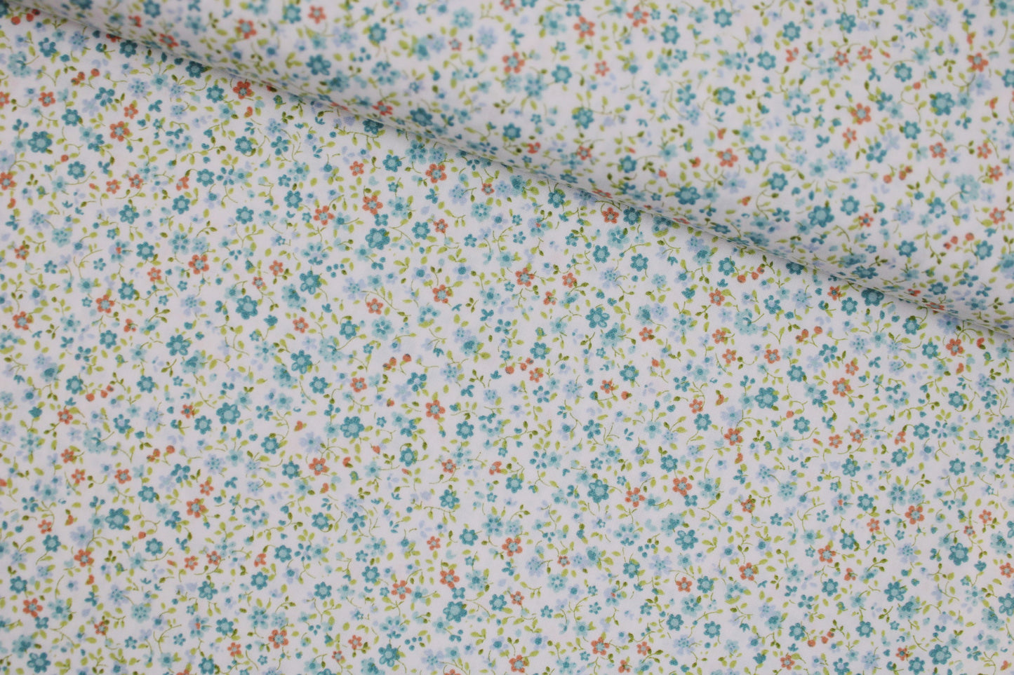 Baumwollstoff Minis mit kleinen Blümchen in Hellblau auf weißem Grund quer