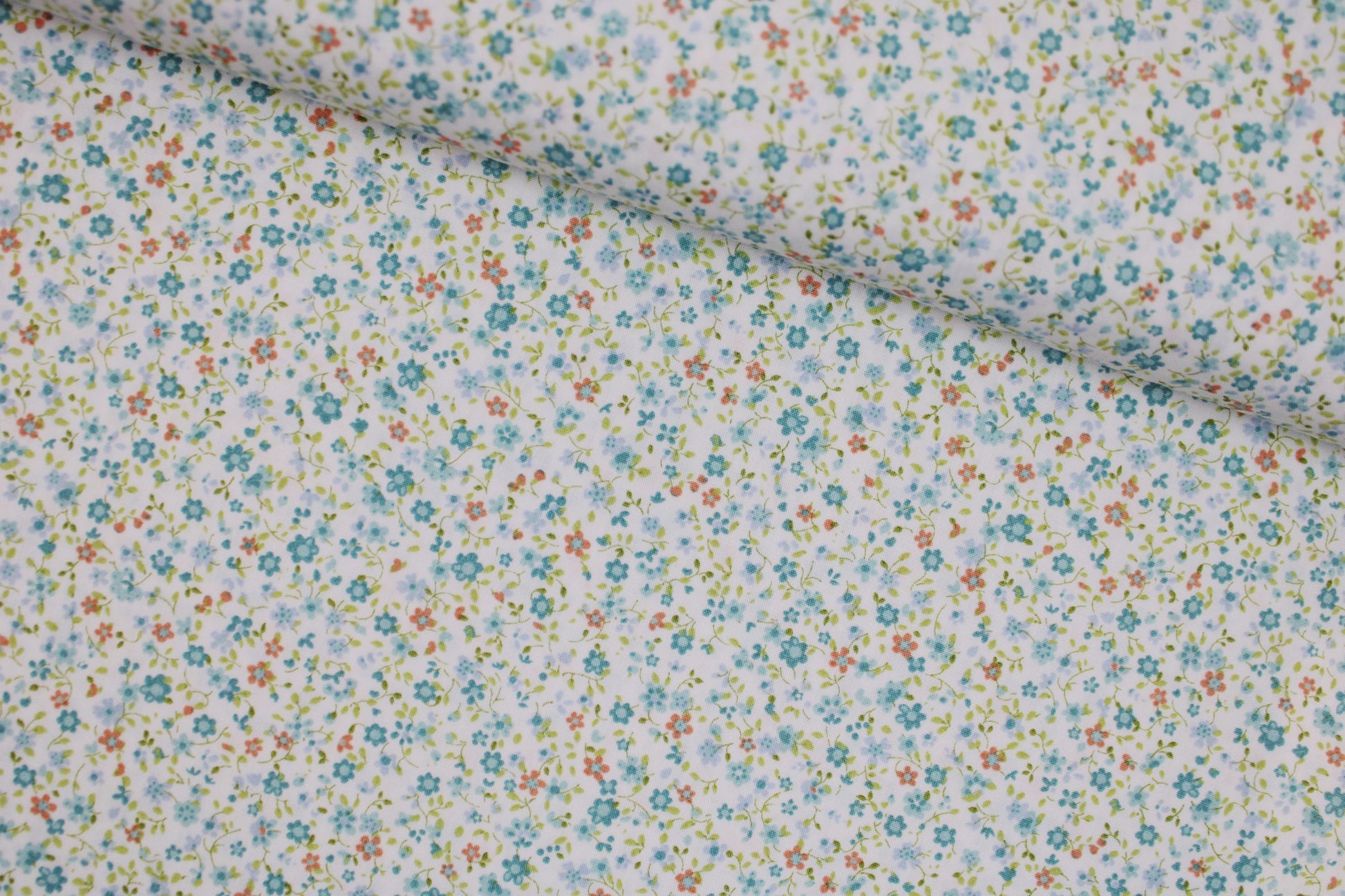 Baumwollstoff Minis mit kleinen Blümchen in Hellblau auf weißem Grund quer
