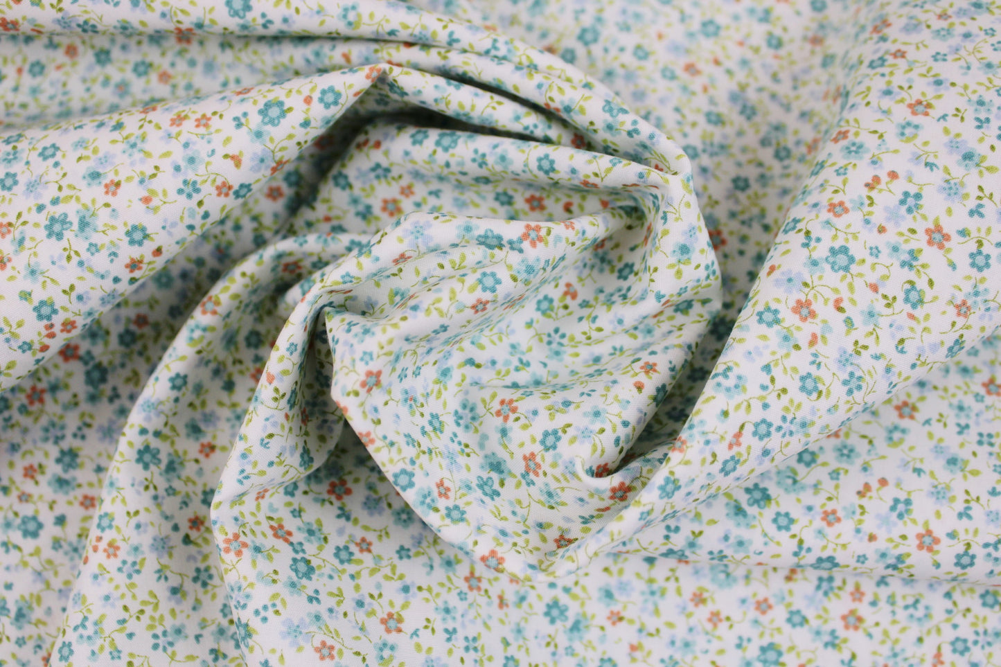Baumwollstoff Minis mit kleinen Blümchen in Hellblau auf weißem Grund gedreht