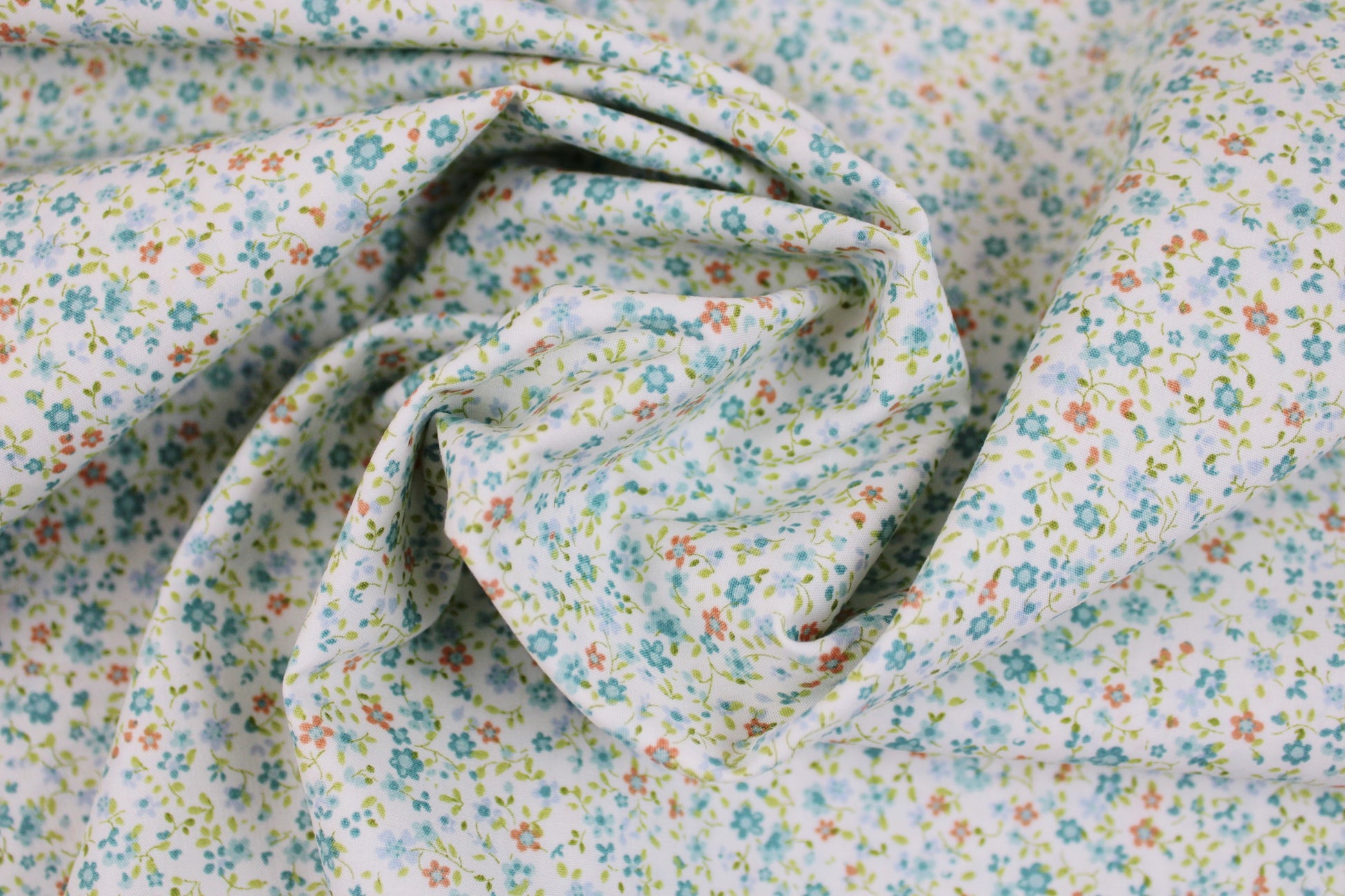 Baumwollstoff Minis mit kleinen Blümchen in Hellblau auf weißem Grund gedreht