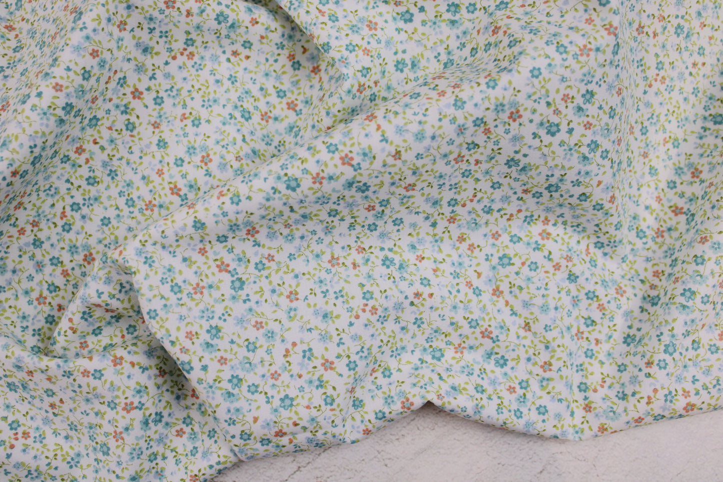 Baumwollstoff Minis mit kleinen Blümchen in Hellblau auf weißem Grund
