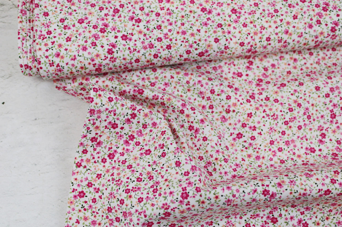 Baumwollstoff Minis mit kleinen Blümchen in Pink auf weißem Grund Ballenansicht