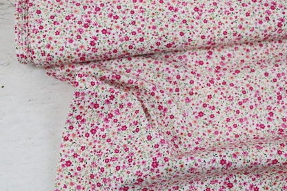 Baumwollstoff Minis mit kleinen Blümchen in Pink auf weißem Grund Ballenansicht