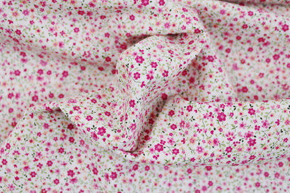 Baumwollstoff Minis mit kleinen Blümchen in Pink auf weißem Grund gedreht