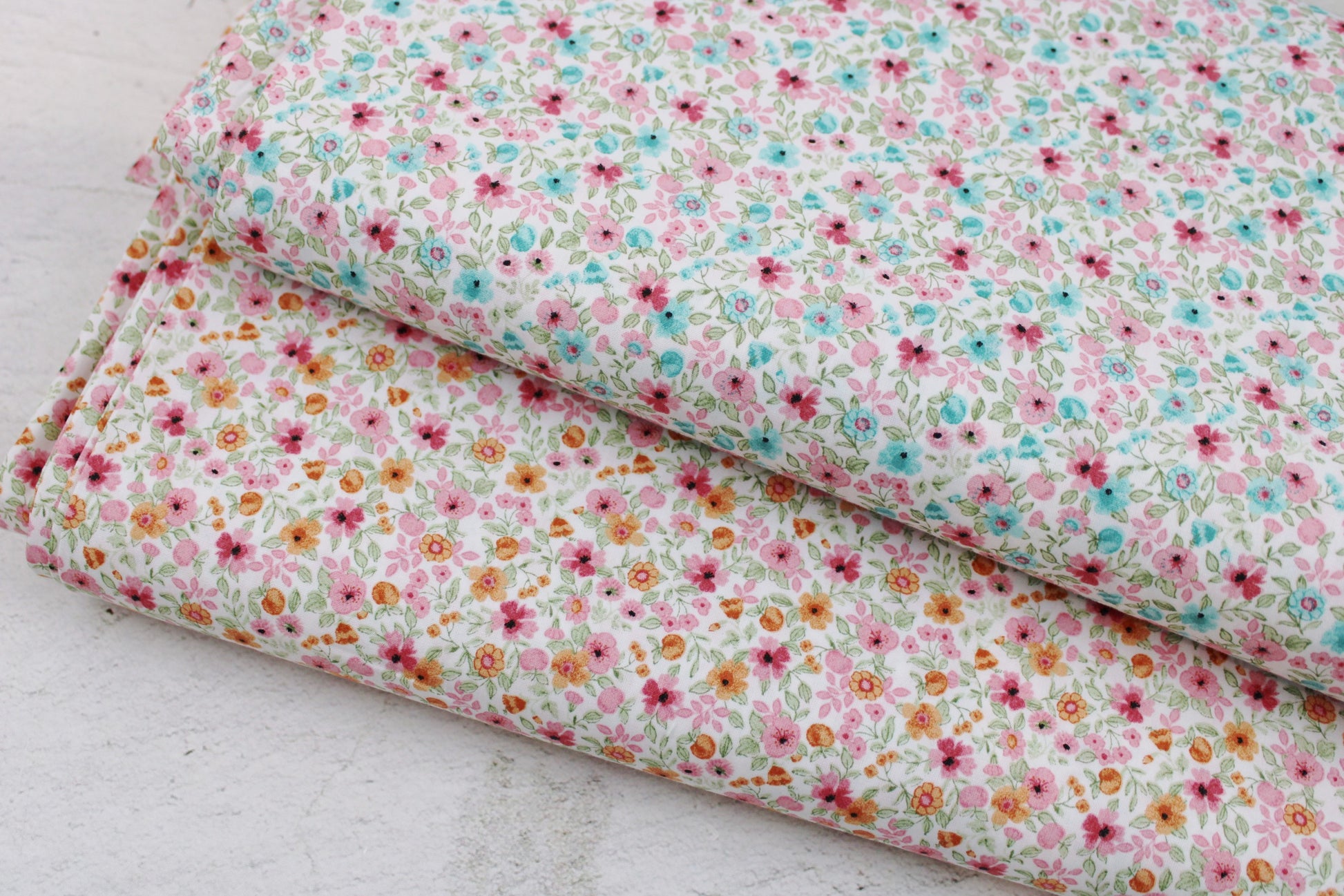 Baumwollstoff Natura mit kleinen Blümchen in verschiedenen Farben