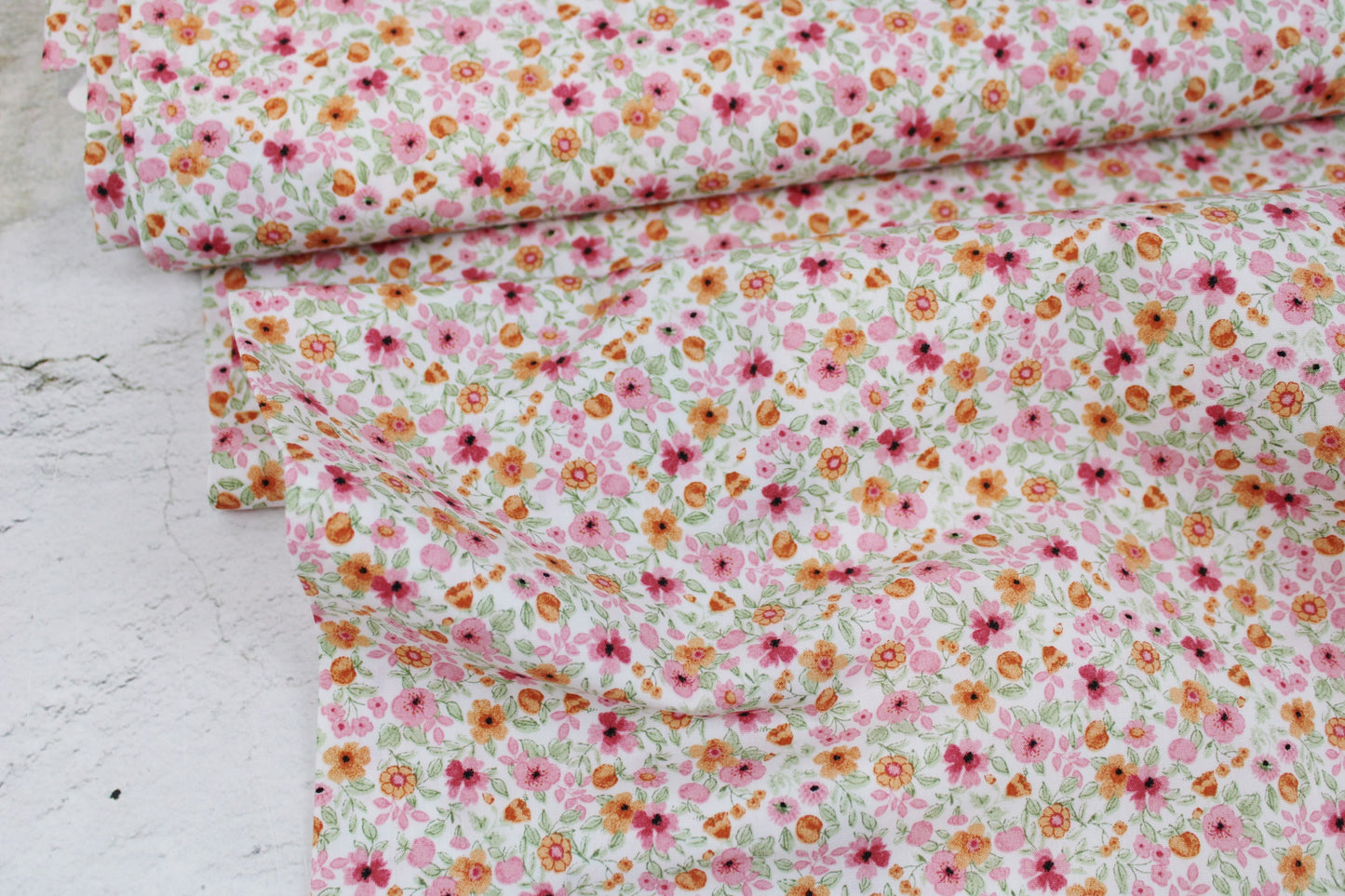 Baumwollstoff Natura mit kleinen Blümchen in Rosa und Orange Ballenansicht
