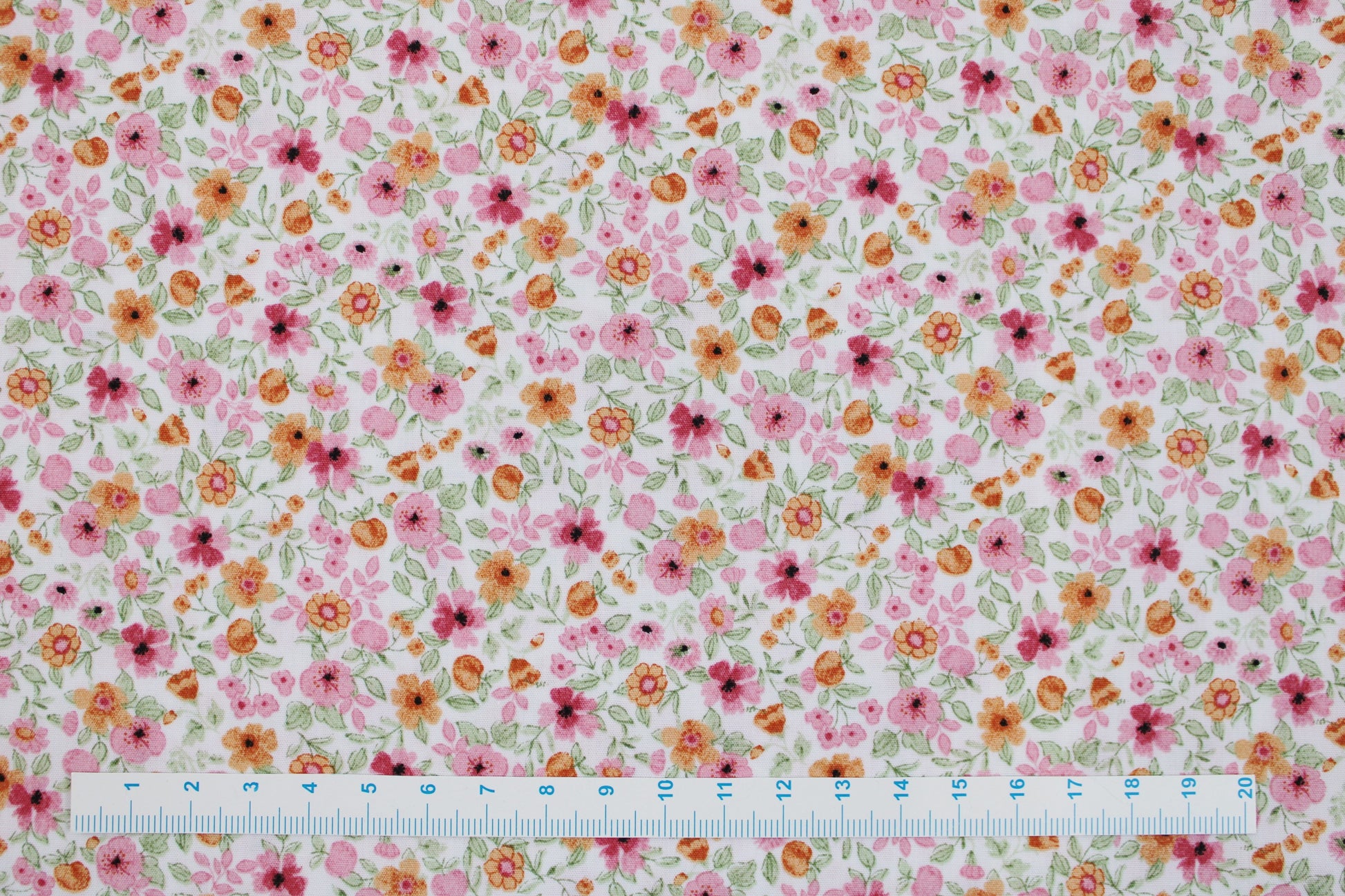 Baumwollstoff Natura mit kleinen Blümchen in Rosa und Orange Maßstab