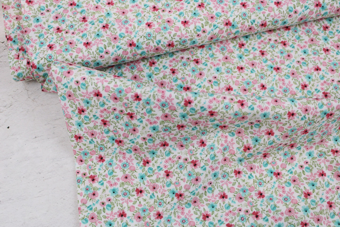 Baumwollstoff Natura mit kleinen Blümchen in Rosa und Türkis Ballenansicht