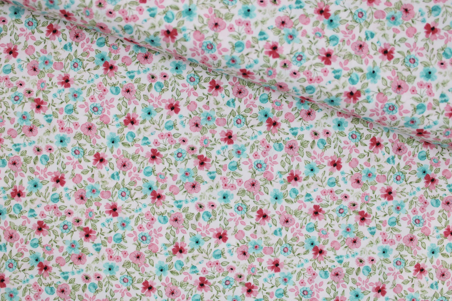 Baumwollstoff Natura mit kleinen Blümchen in Rosa und Türkis quer