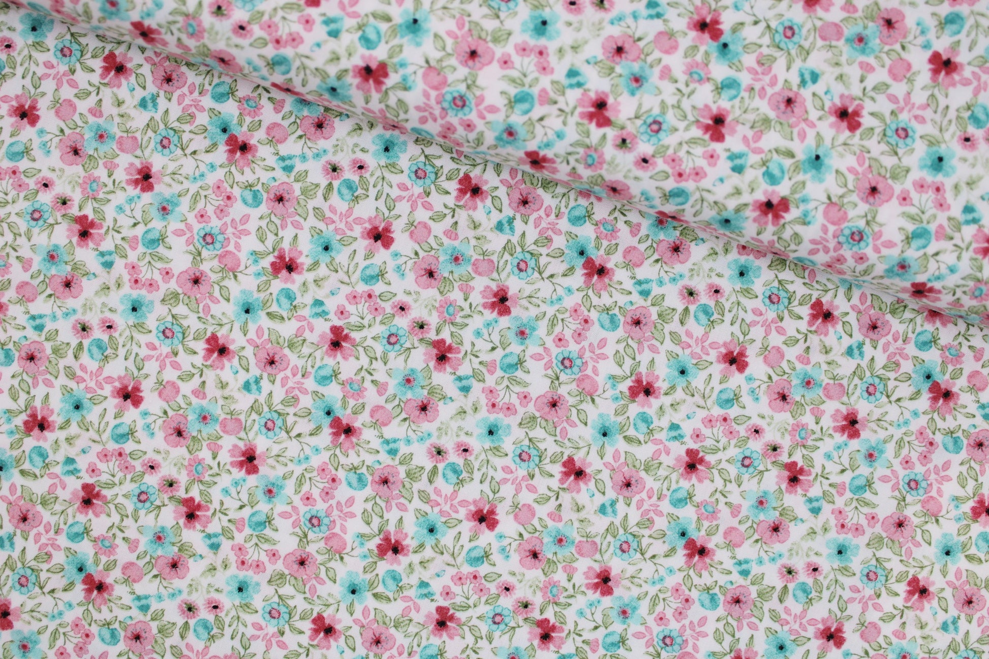 Baumwollstoff Natura mit kleinen Blümchen in Rosa und Türkis quer