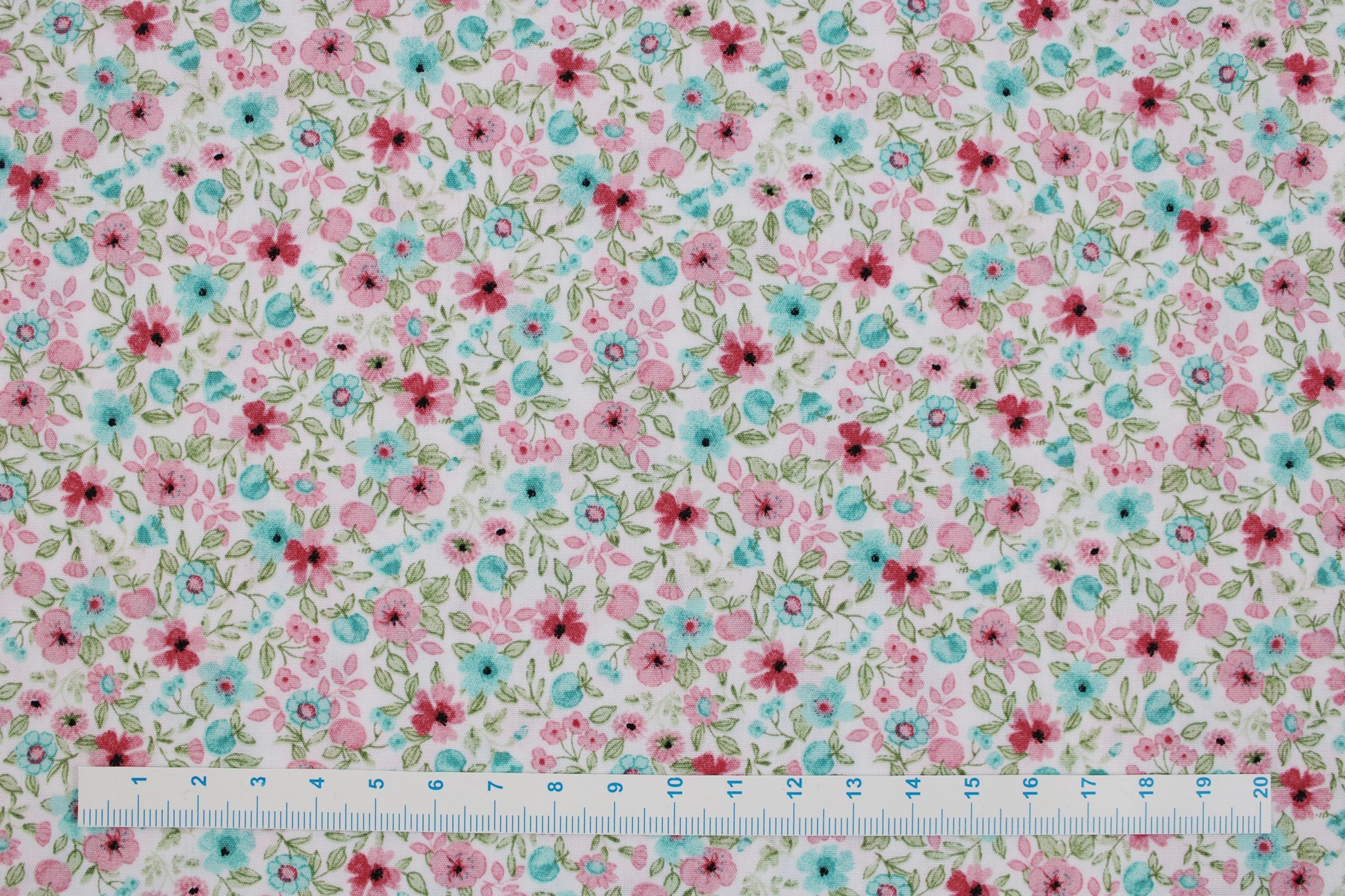 Baumwollstoff Natura mit kleinen Blümchen in Rosa und Türkis Maßstab