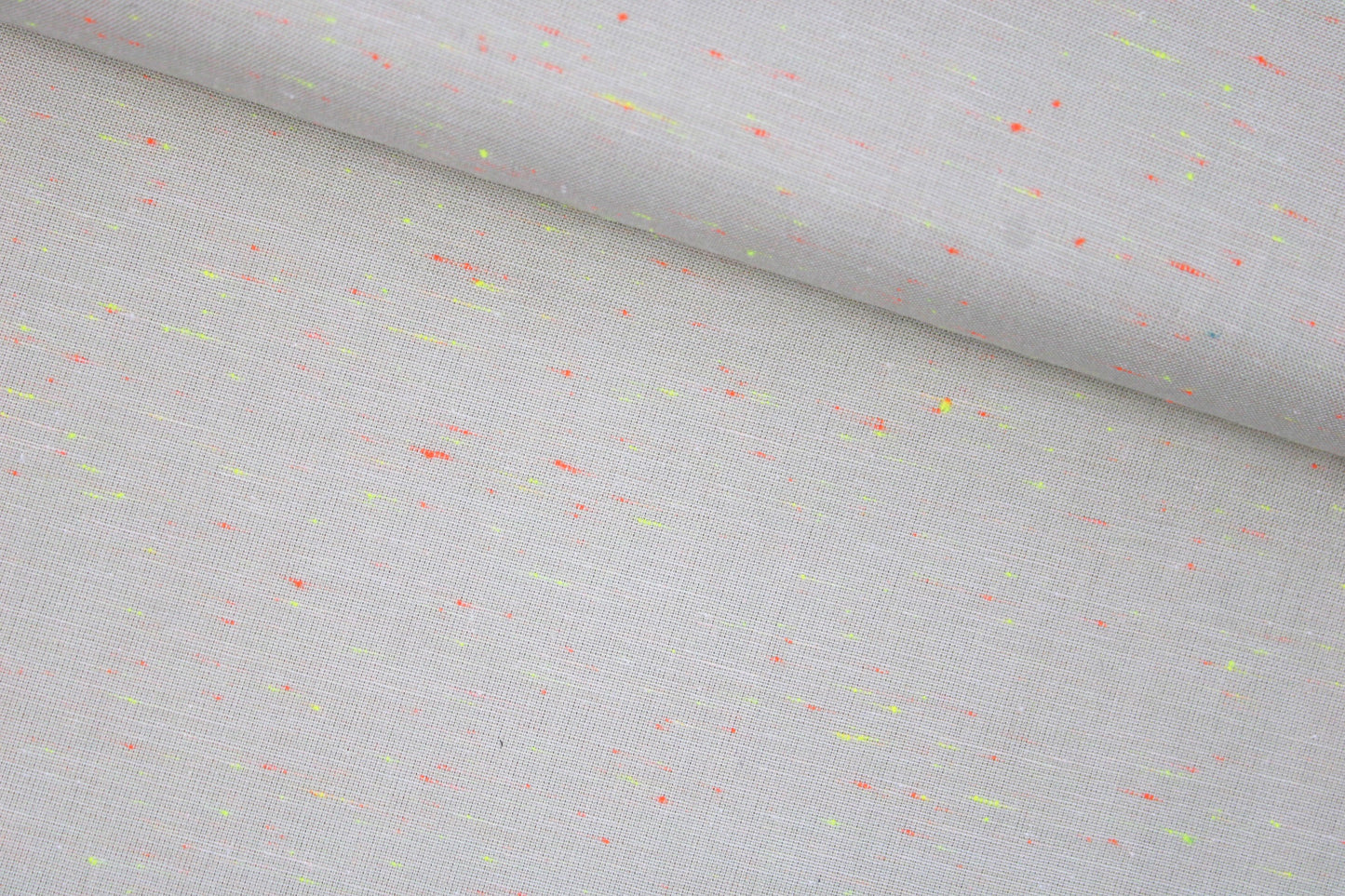 Baumwollstoff Neon Neppy mit kleinen Neonfäden in Gelb und Orange quer