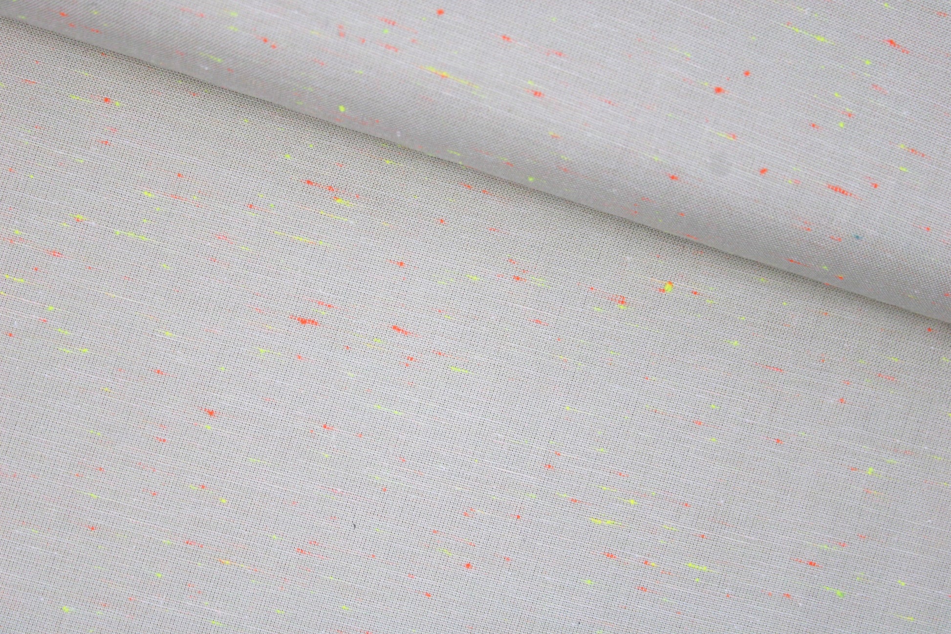 Baumwollstoff Neon Neppy mit kleinen Neonfäden in Gelb und Orange quer
